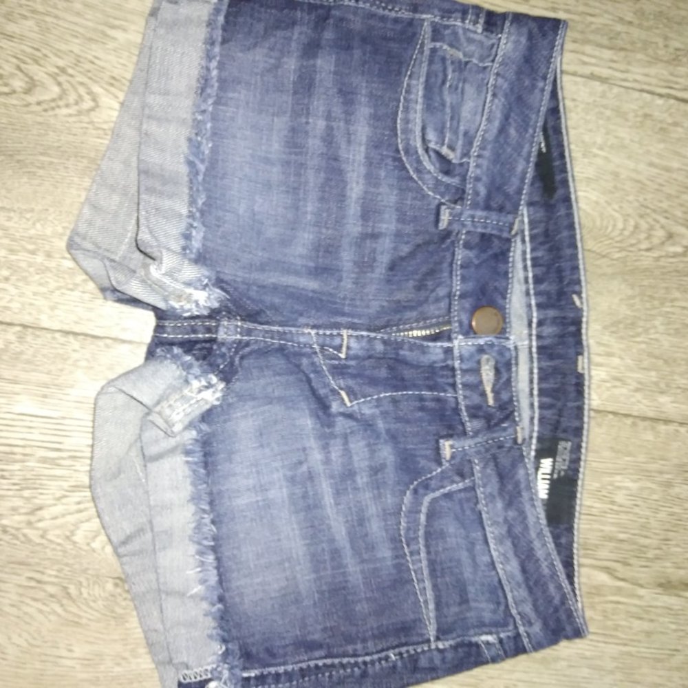 William Rast shorts - Picture 2 of 3